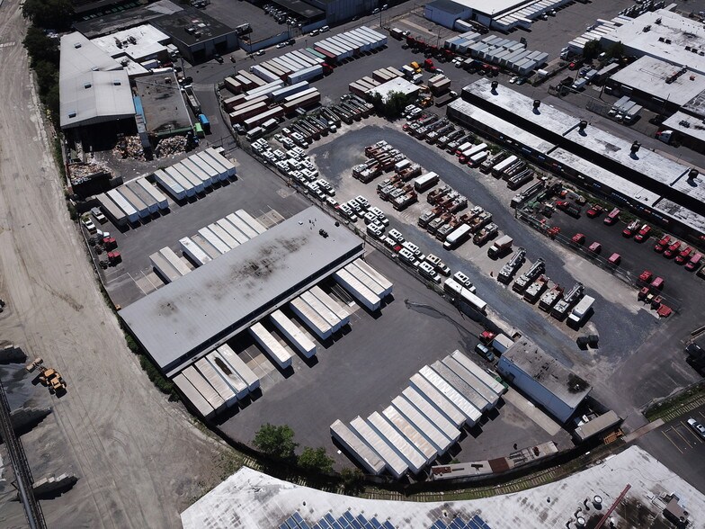More Photos Of 1 Railroad Pl, Maspeth Warehouse For Lease