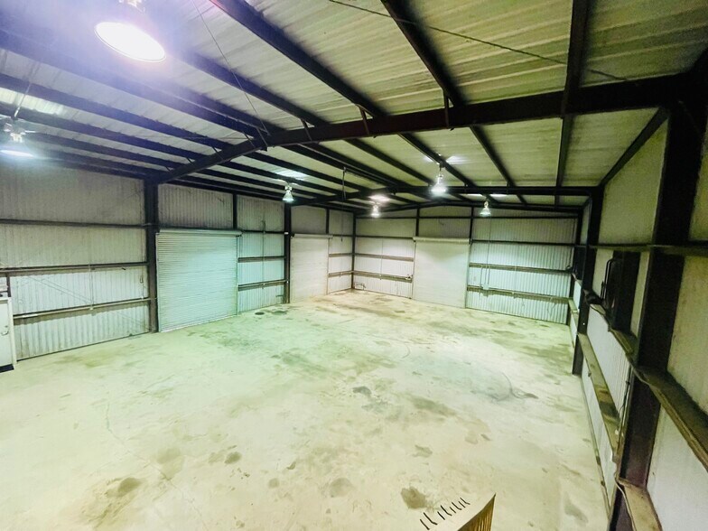 More Photos Of 8611 County Road 48, Rosharon Warehouse For Lease
