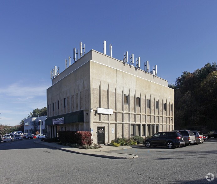 Primary Photo Of 996 W Jericho Tpke, Smithtown Office For Lease