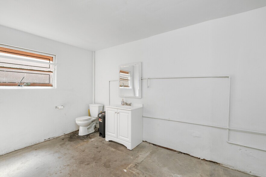 More Photos Of 821 W Olive St, Inglewood Warehouse For Lease