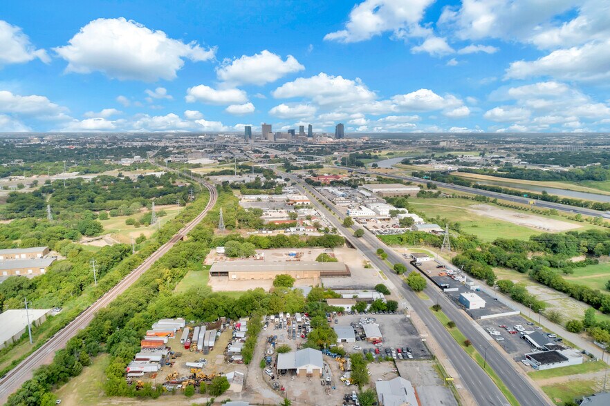 More Photos Of 2224 E Lancaster Ave, Fort Worth Warehouse For Lease