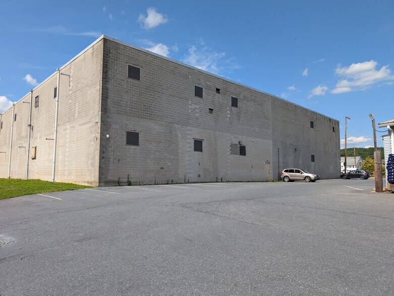More Photos Of 40 3rd St, Walnutport Warehouse For Lease