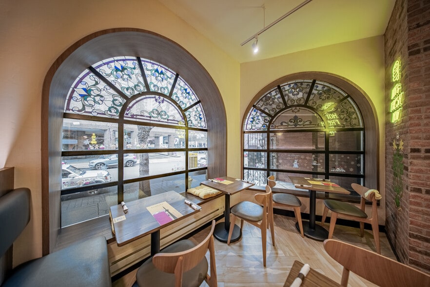 More Photos Of 31 Elm St, Toronto Storefront Retail Office For Sale
