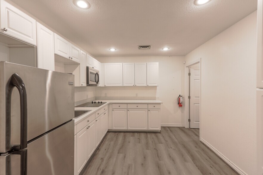 More Photos Of 1000 Garces Ave, Las Vegas Office For Sale