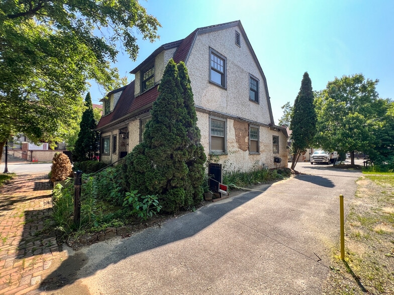 More Photos Of 1 Swan St, Asheville Freestanding For Sale