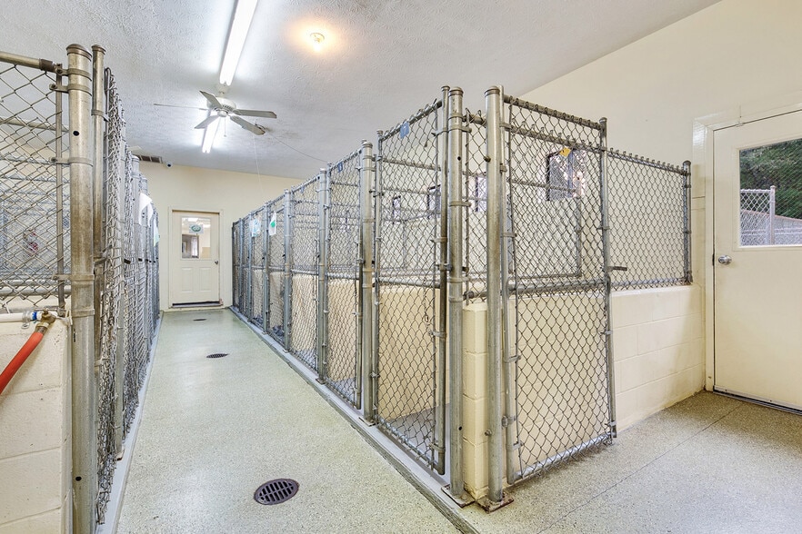 More Photos Of 22 Jefferson Pl, Newnan Veterinarian Kennel For Sale