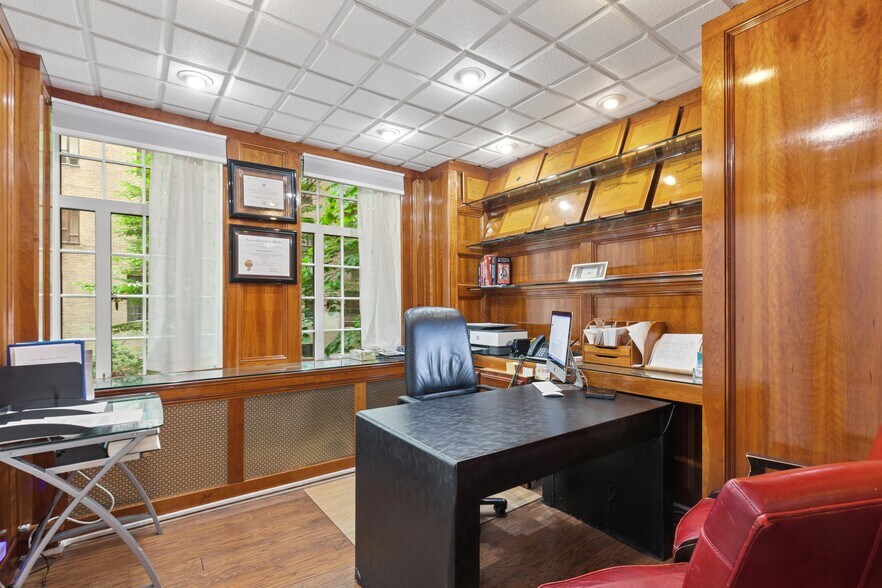More Photos Of 25 Central Park W, New York Apartments For Lease