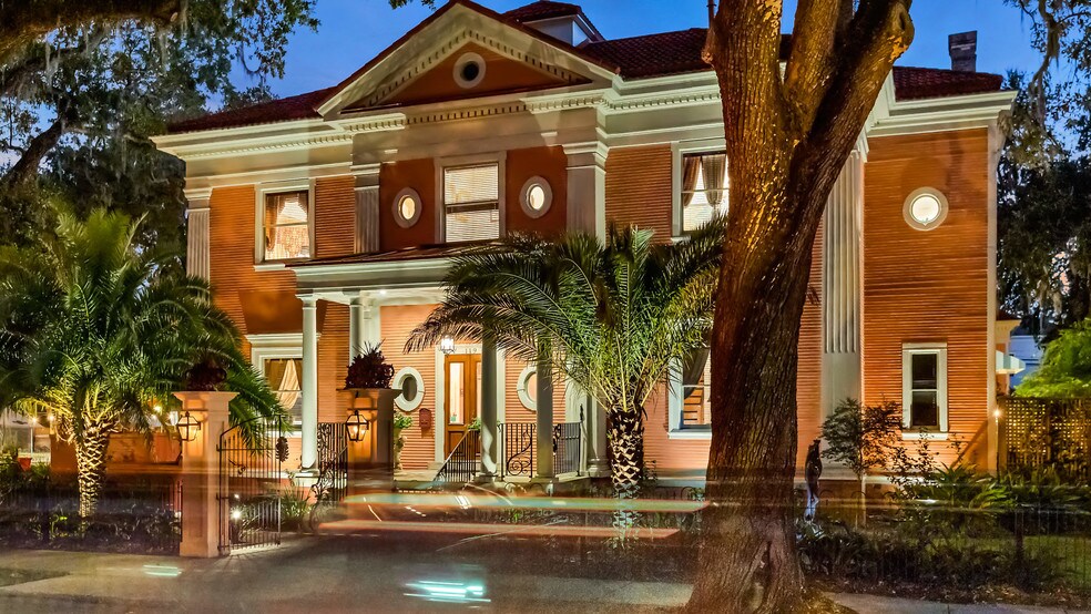 More Photos Of 119 E 37th St, Savannah Restaurant For Sale