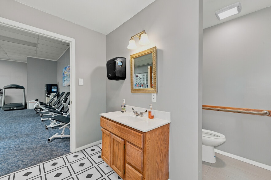 More Photos Of 20 Town Sq, Greenwood Health Club For Sale