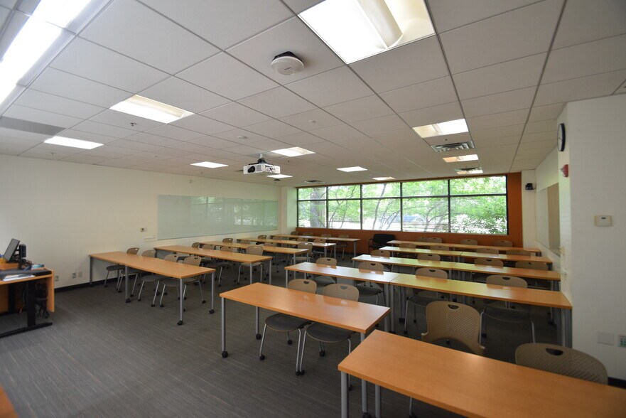 More Photos Of 650 SW Columbia St, Bend Medical For Sale