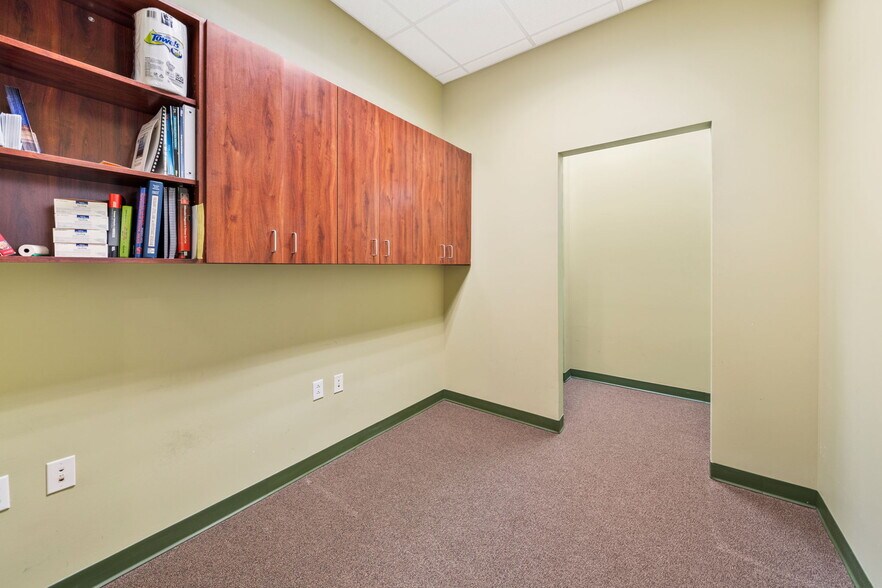 More Photos Of 11602 Lake Underhill Rd, Orlando Flex For Lease