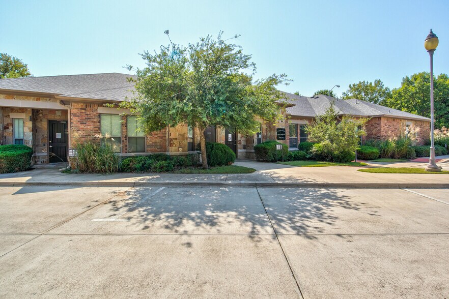 More Photos Of 7633 Bellaire Dr S, Fort Worth Medical For Sale