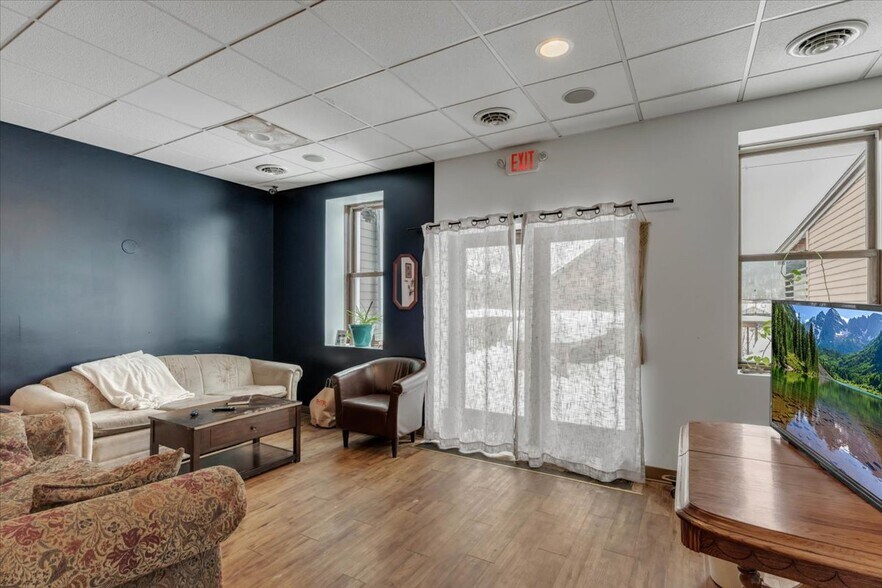 More Photos Of 24 Monroe St, Ellicottville Bar For Sale