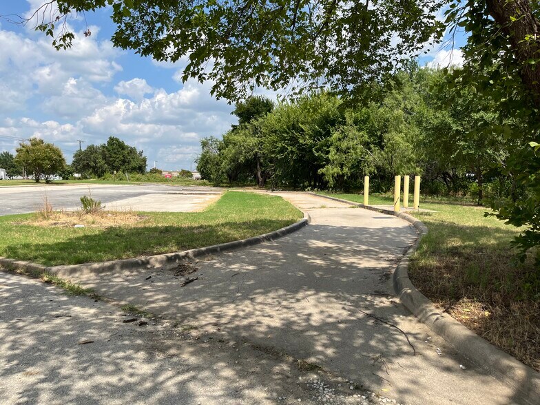 More Photos Of 2322 North State Hwy 360, Grand Prairie Storefront Retail Office For Sale