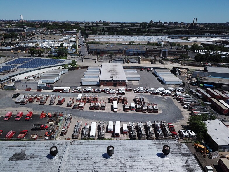 More Photos Of 1 Railroad Pl, Maspeth Warehouse For Lease