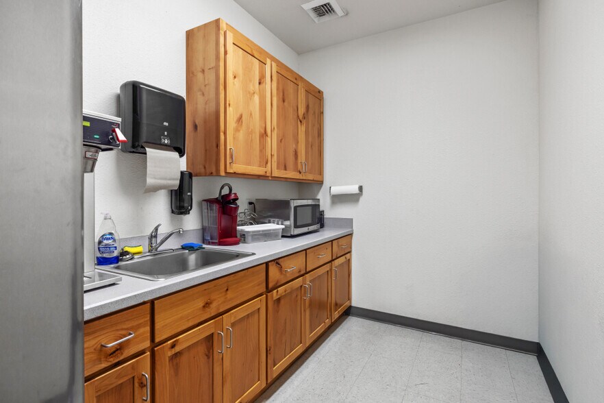 More Photos Of 2350 Maywood Dr, Klamath Falls Manufacturing For Sale