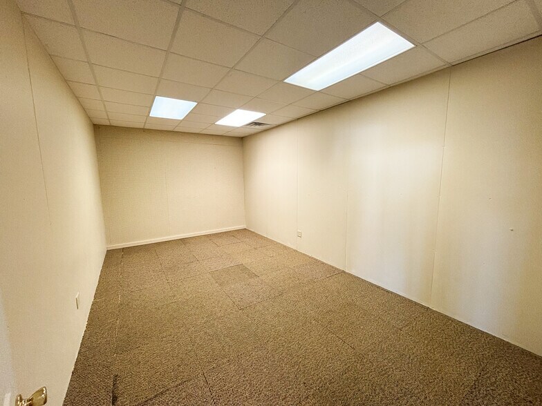 More Photos Of 304 E Jackson St, Willard Unknown For Lease