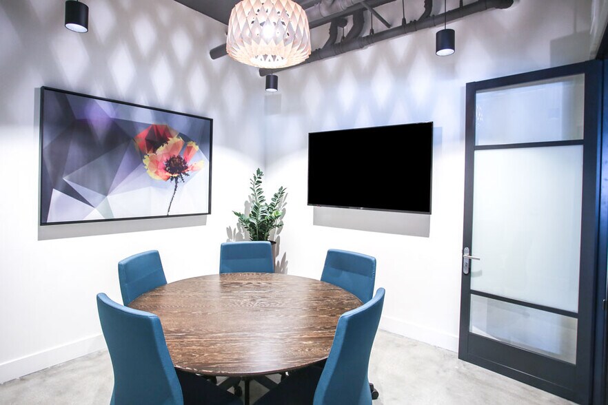 More Photos Of 6262 Glade Ave, Woodland Hills Coworking Space