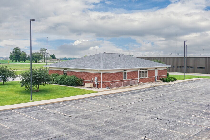 More Photos Of 407 Detroit Ave, Bloomington Office For Sale