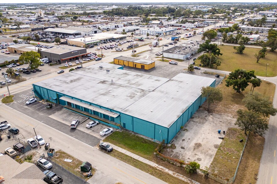 More Photos Of 2546-2578 Fowler St, Fort Myers Warehouse For Lease