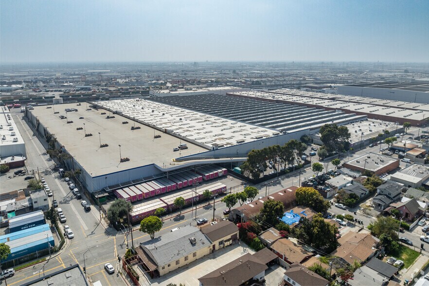 More Photos Of 4000 Union Pacific Ave, Commerce Distribution For Lease