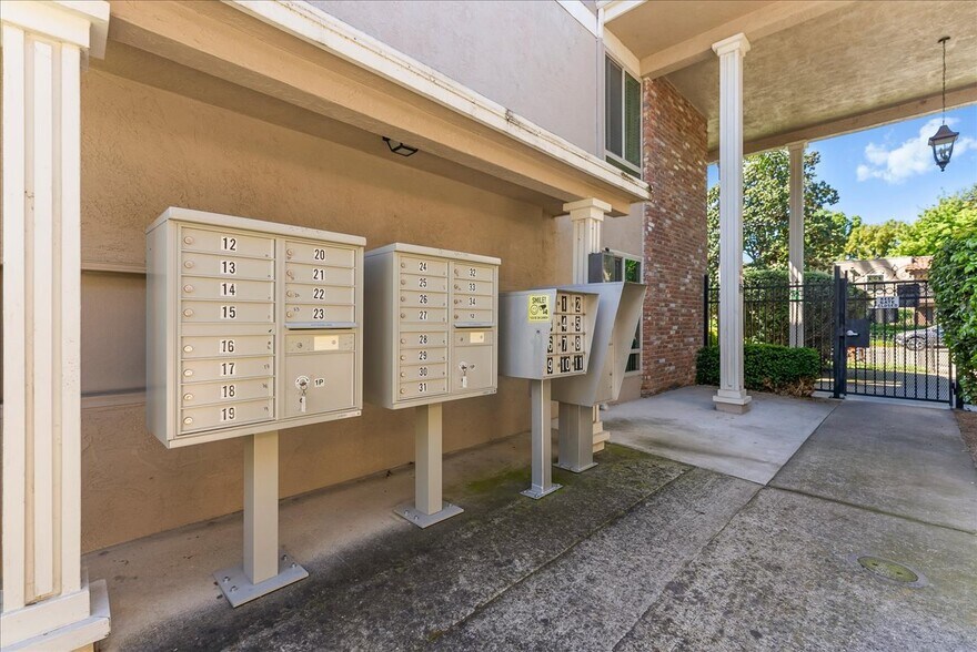 More Photos Of 915 Johnfer Way, Sacramento Apartments For Sale