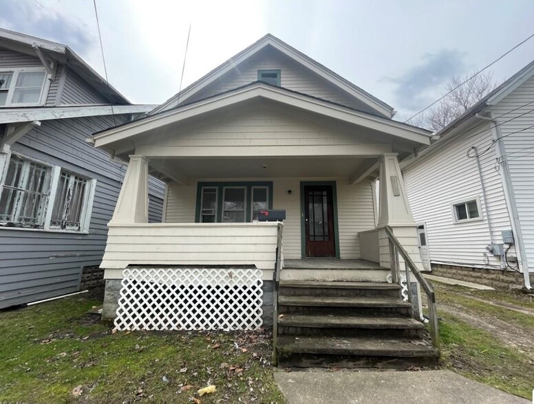 Primary Photo Of 618 W 57th St, Ashtabula Apartments For Sale