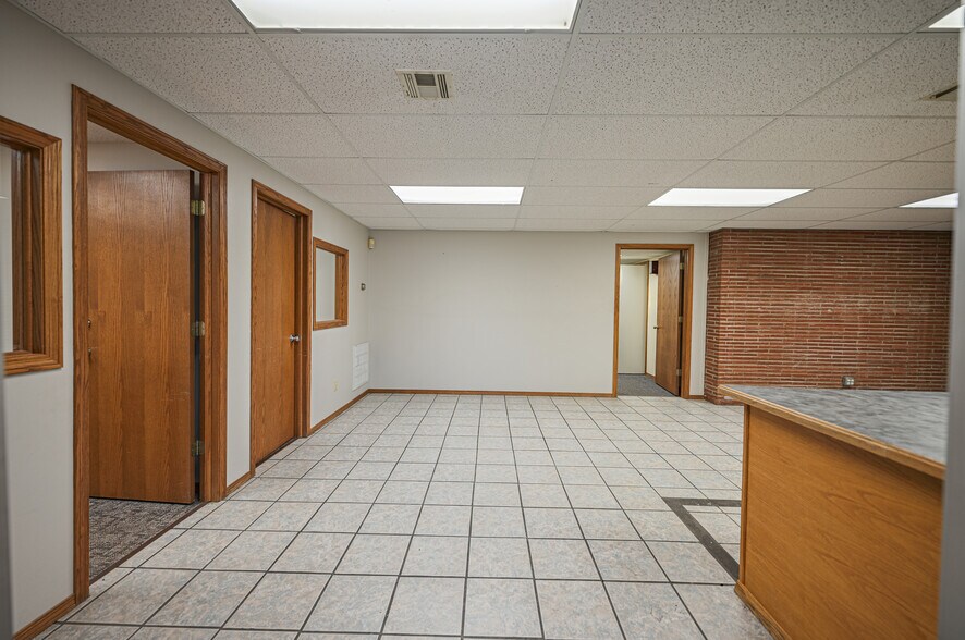 More Photos Of 802 W 8th St, Coffeyville Office For Sale