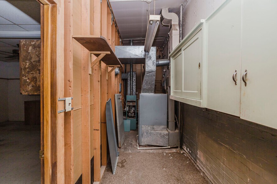 More Photos Of 110 N Poplar St, Hutchinson Warehouse For Sale