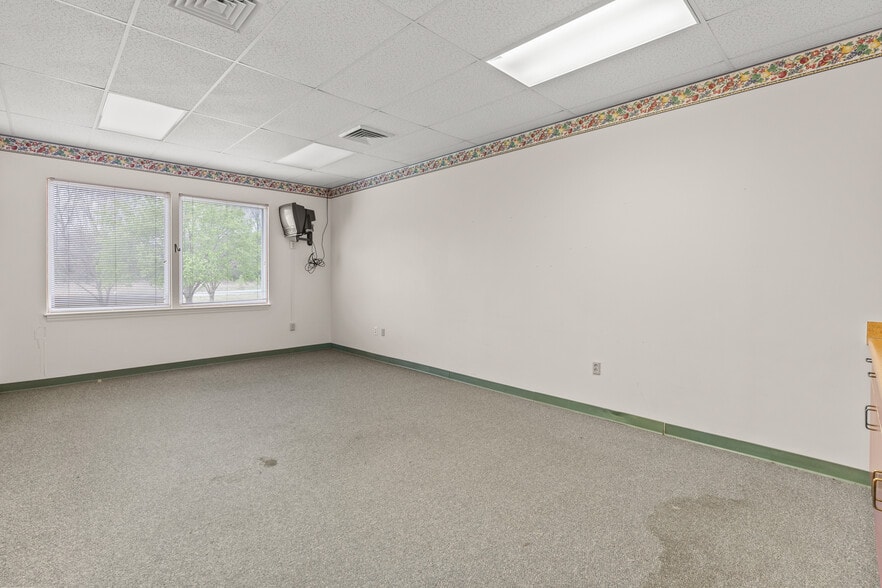 More Photos Of 512 Professional Park Rd, Clinton Medical For Sale