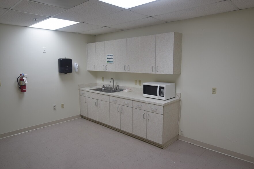 More Photos Of 13770 Automobile Blvd, Clearwater Distribution For Lease