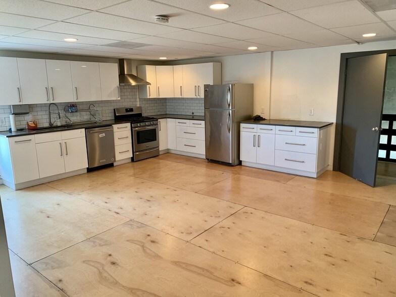 More Photos Of 1710 SE Brooklyn St, Portland Warehouse For Lease