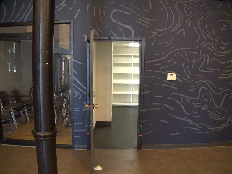 More Photos Of 117 W Central Ave, Bentonville Storefront Retail Office For Lease