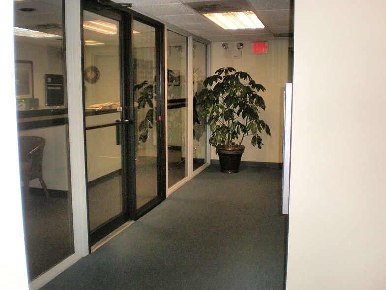 More Photos Of 11-21 N Skokie Hwy, Lake Bluff Office For Lease