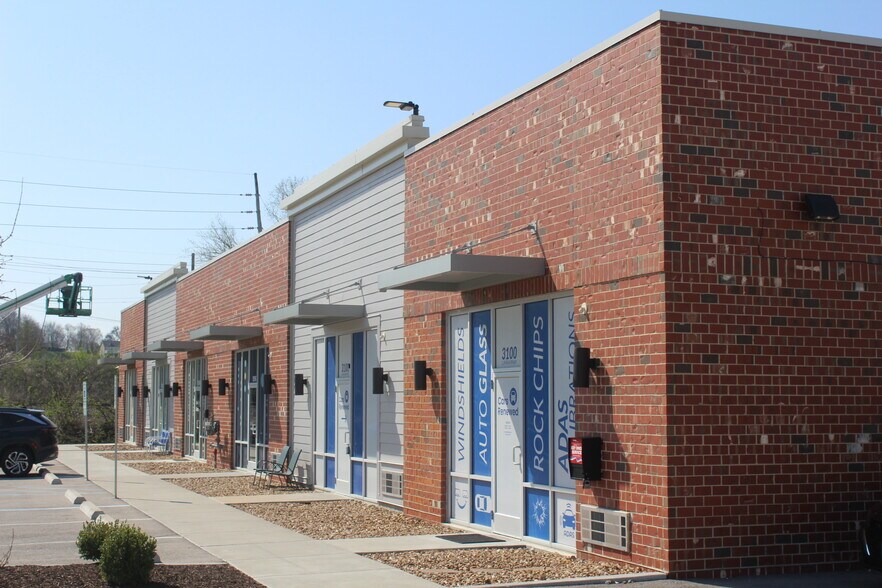 More Photos Of 3116 Lumina Pky, Saint Charles Showroom For Sale