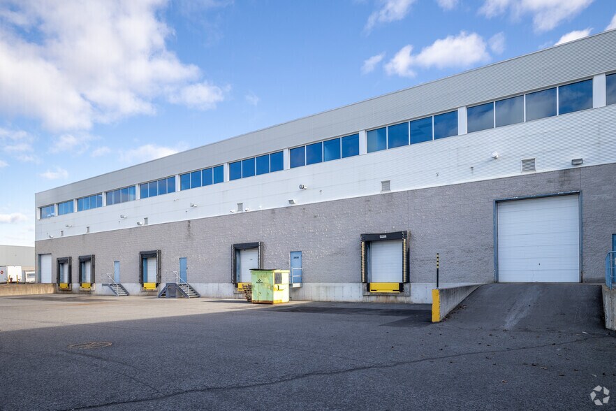 More Photos Of 4451-4479 Laval Aut W, Laval Showroom For Lease
