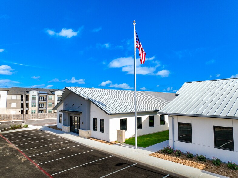 More Photos Of 211 Crossing Ave, San Antonio Office For Sale