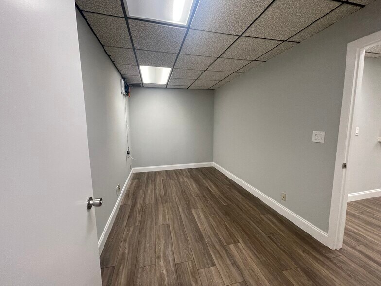 More Photos Of 2131 Hollywood Blvd, Hollywood Office Residential For Lease