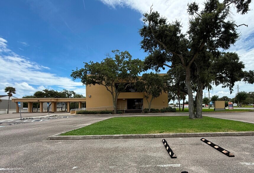 More Photos Of 2111 S Ridgewood Ave, South Daytona Medical For Sale