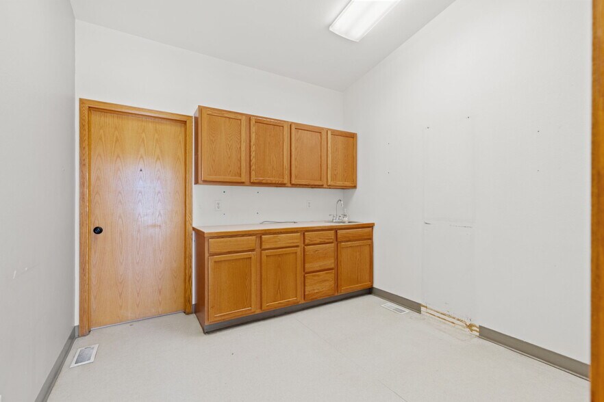 More Photos Of 20 3rd Ave, Longmont Medical For Sale