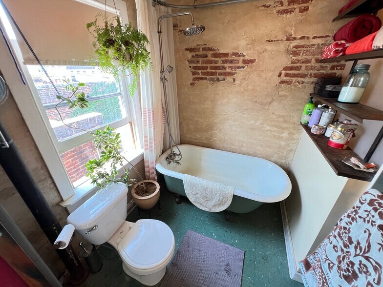 More Photos Of 1438-1442 Light St, Baltimore Showroom For Sale
