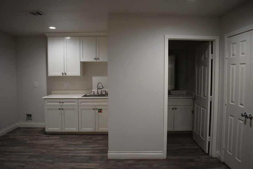 More Photos Of 4402 Rex Rd, Friendswood Unknown For Lease