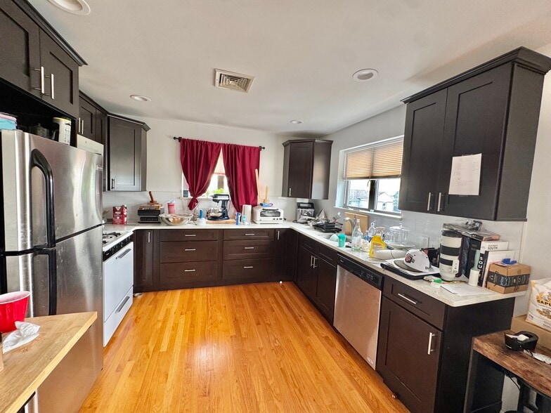 More Photos Of 19 Suffolk St, Freeport Office For Sale