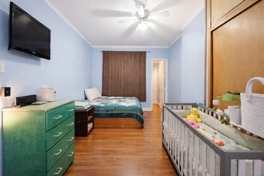 More Photos Of 7037 72nd Pl, Glendale Apartments For Sale