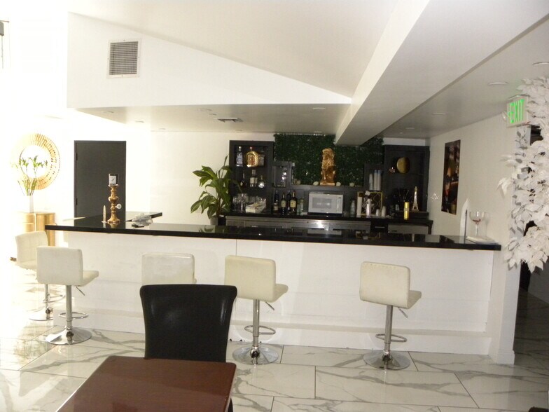 More Photos Of 4225 Crenshaw Blvd, Los Angeles Bar For Lease