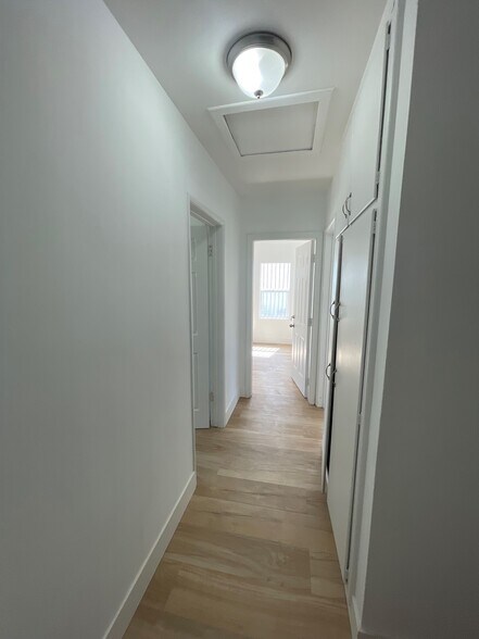 More Photos Of 16123 Wyandotte St, Van Nuys Service For Lease