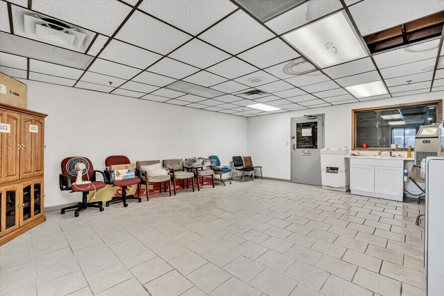 More Photos Of 202 1st St S, Kalona Manufacturing For Sale