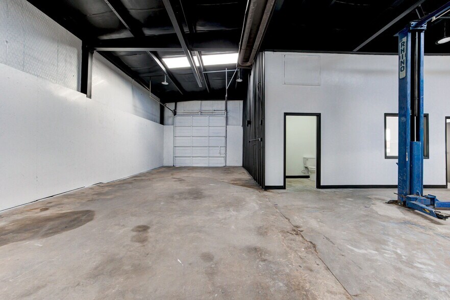 More Photos Of 1809 S Eastern Ave, Moore Auto Repair For Sale