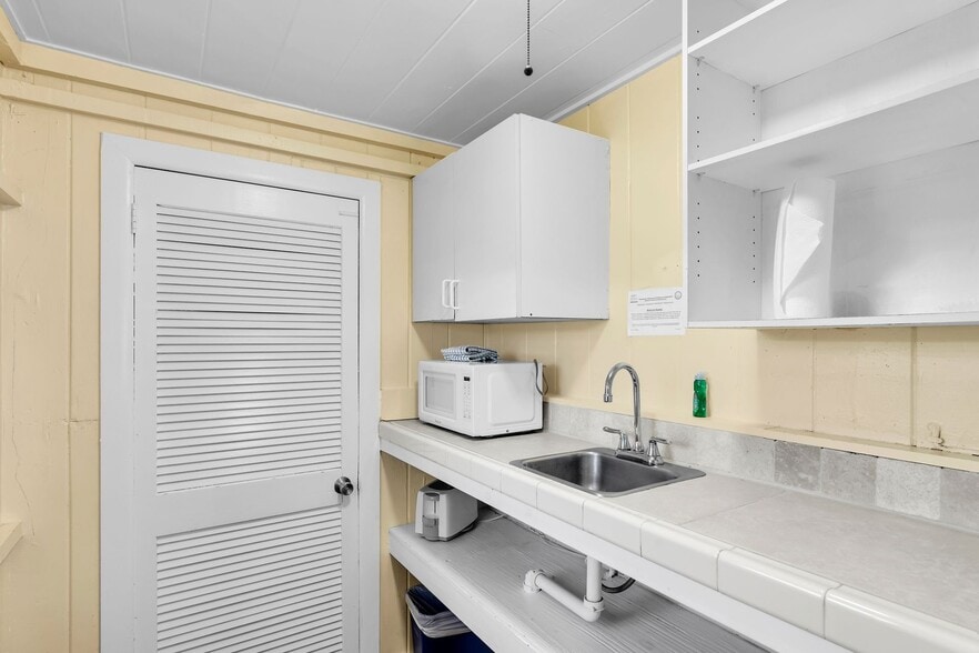 More Photos Of 243 61st St, Marathon Hotel For Sale