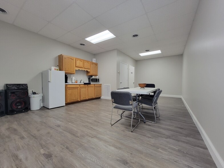 More Photos Of 6202 Material Ave, Loves Park Light Distribution For Sale